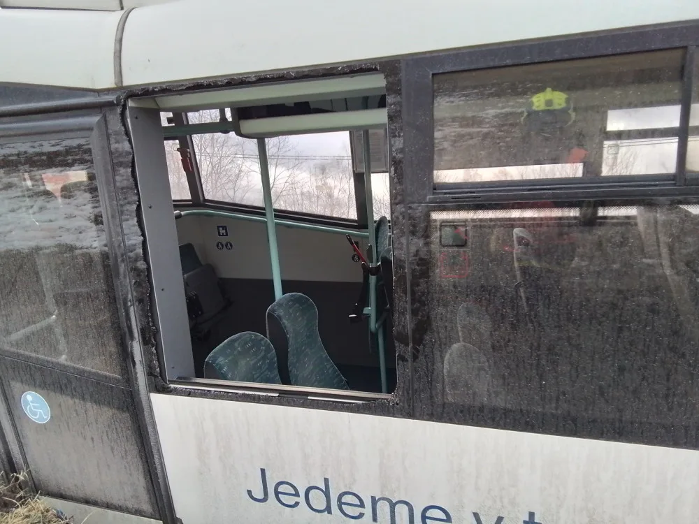 U Supíkovic havaroval autobus. Hasiči museli rozbít okno, aby dostali ven uvězněné cestující