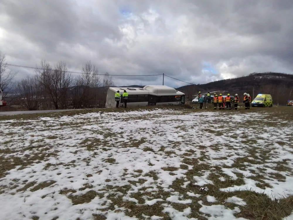 U Supíkovic havaroval autobus. Hasiči museli rozbít okno, aby dostali ven uvězněné cestující