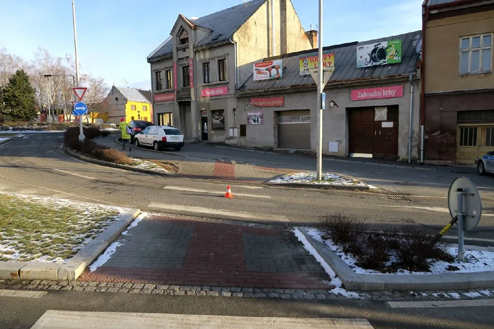 Po střetu s autem musel chlapec do nemocnice. Policie hledá řidičku i svědky nehody v Lipníku