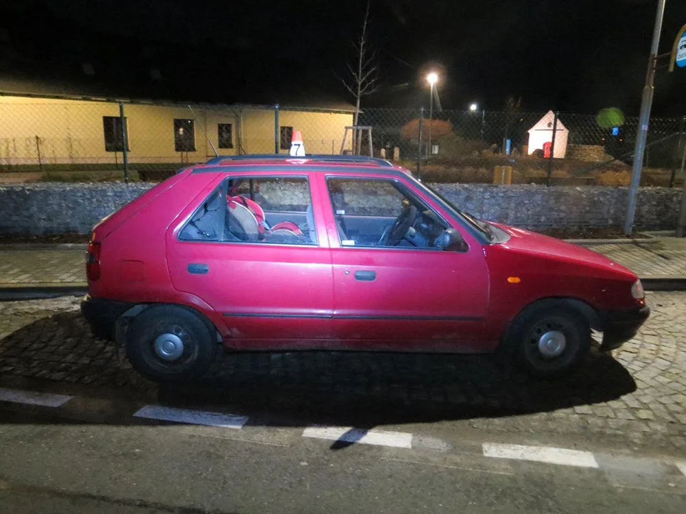Policisté přistihli opilou ženu za volantem. Za půl hodiny ve stejném voze boural její ještě opilejší spolujezdec