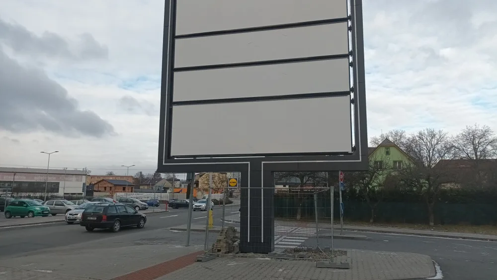 Zábřeh chce zachovat přechod, který zatarasil nepovolený reklamní pylon