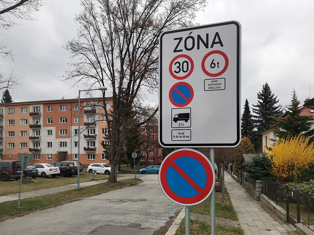 Dopravní značení zákaz nočního parkování dodávek - ilustrační foto