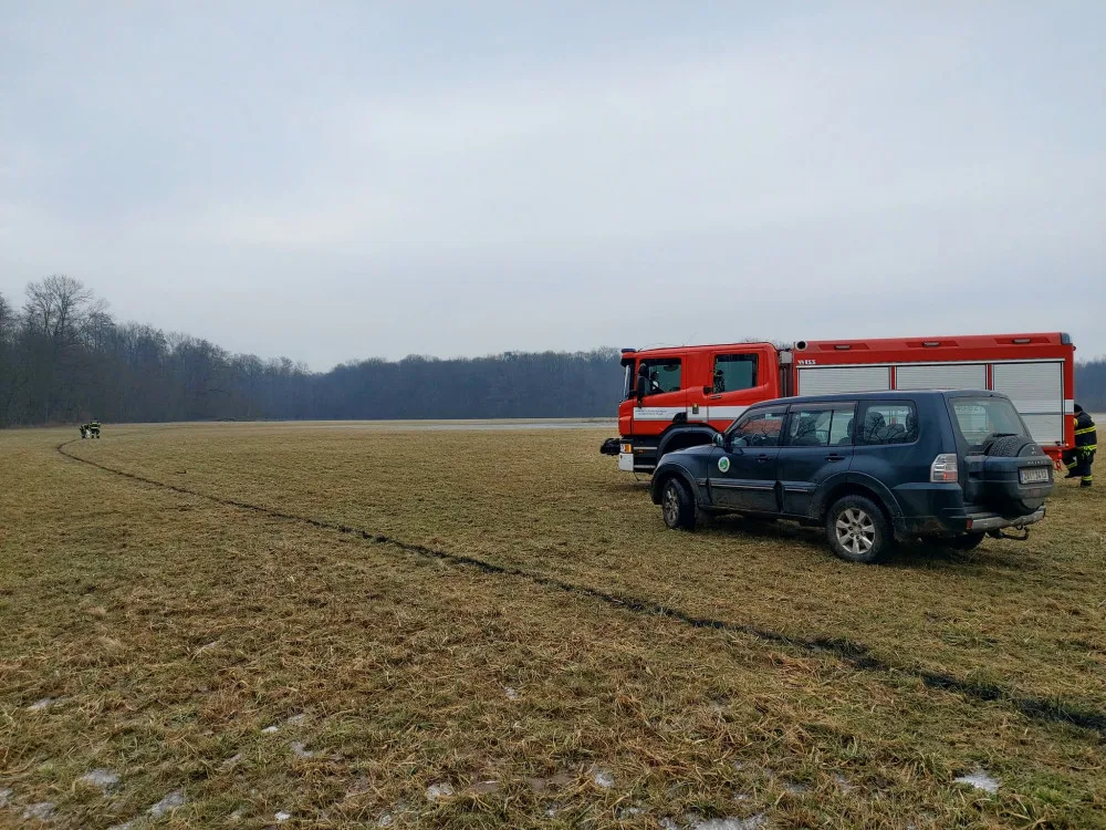 Zloděj znečistil louku v Litovelském Pomoraví motorovým olejem. Přijel sem krást dřevo