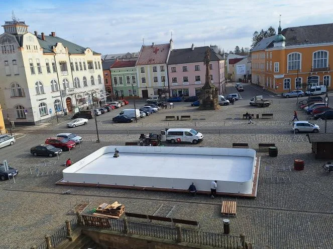 Litovel má opět plastové kluziště. Na náměstí bude do začátku března