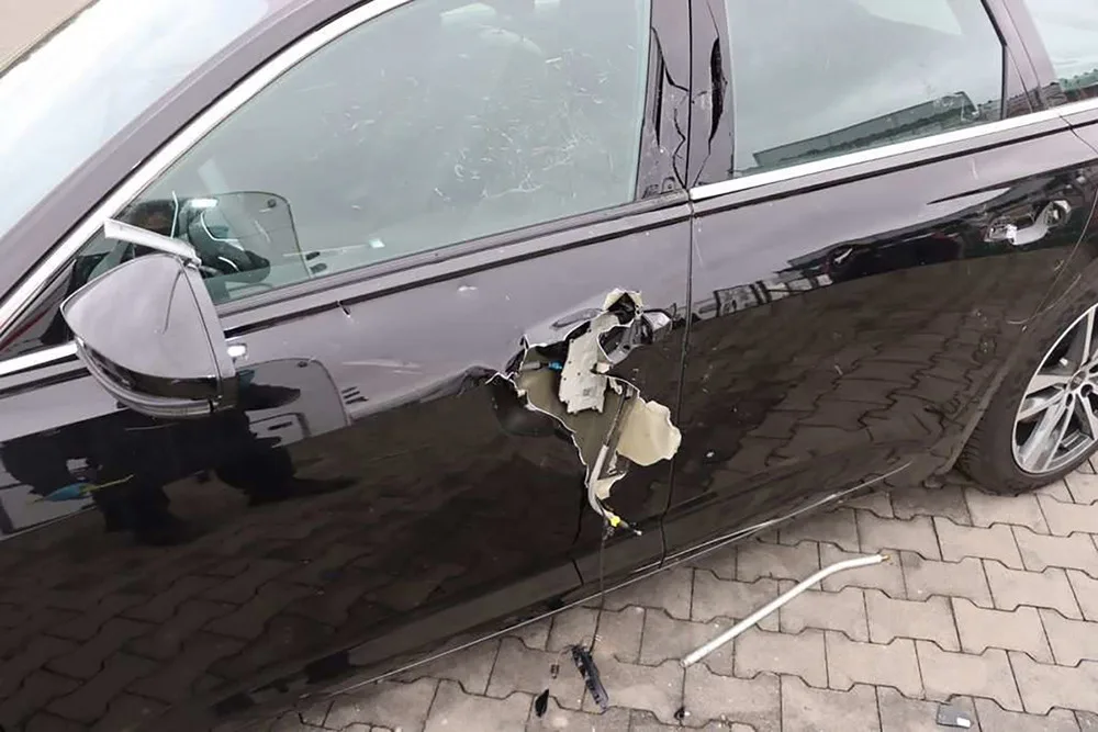 Řádění vandala za půl milionu. Na audině v Prostějově odlámal kliky, jedny dveře takřka rozpáral