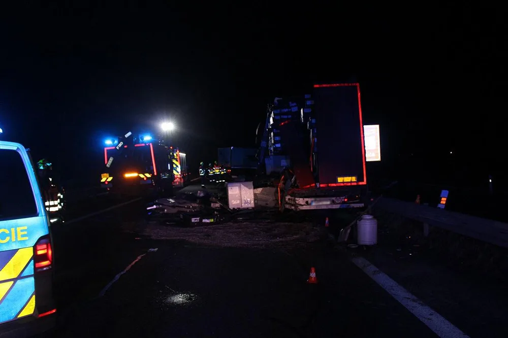 Chvilka nepozornosti za 4 miliony. D35 u Olomouce zablokoval v noci střet dvou kamionů