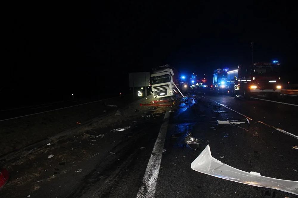 Chvilka nepozornosti za 4 miliony. D35 u Olomouce zablokoval v noci střet dvou kamionů