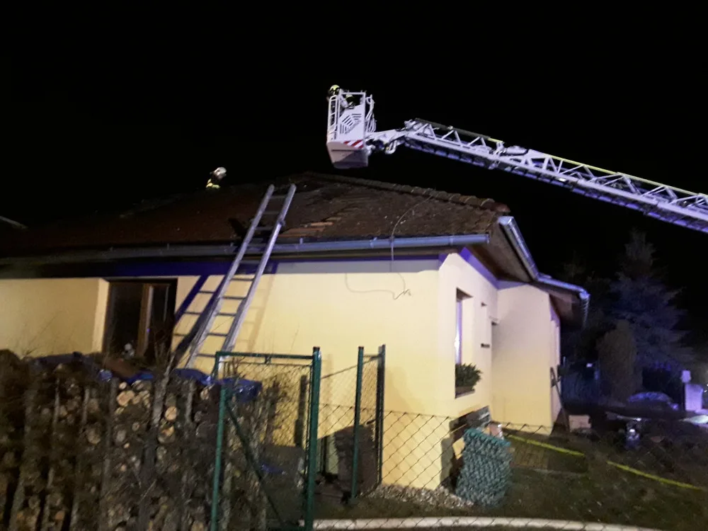 Ve Všechovicích hořel rodinný dům, na půdě explodovala plynová láhev. Příčinou je nedbalost