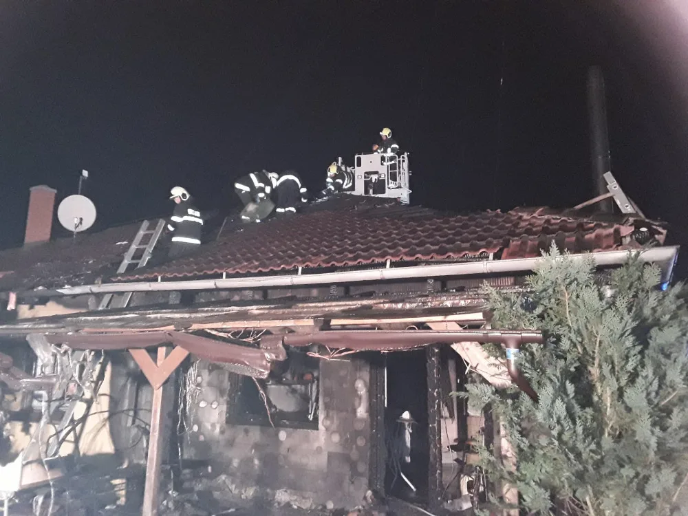 Ve Všechovicích hořel rodinný dům, na půdě explodovala plynová láhev. Příčinou je nedbalost