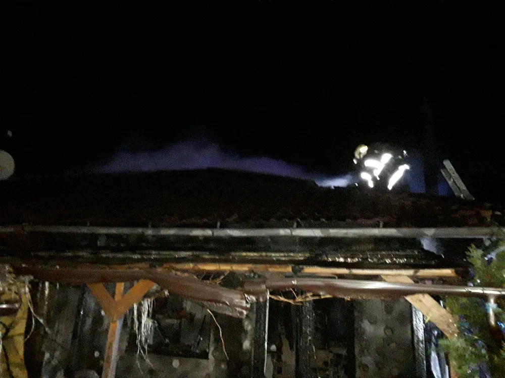 Ve Všechovicích hořel rodinný dům, na půdě explodovala plynová láhev. Příčinou je nedbalost