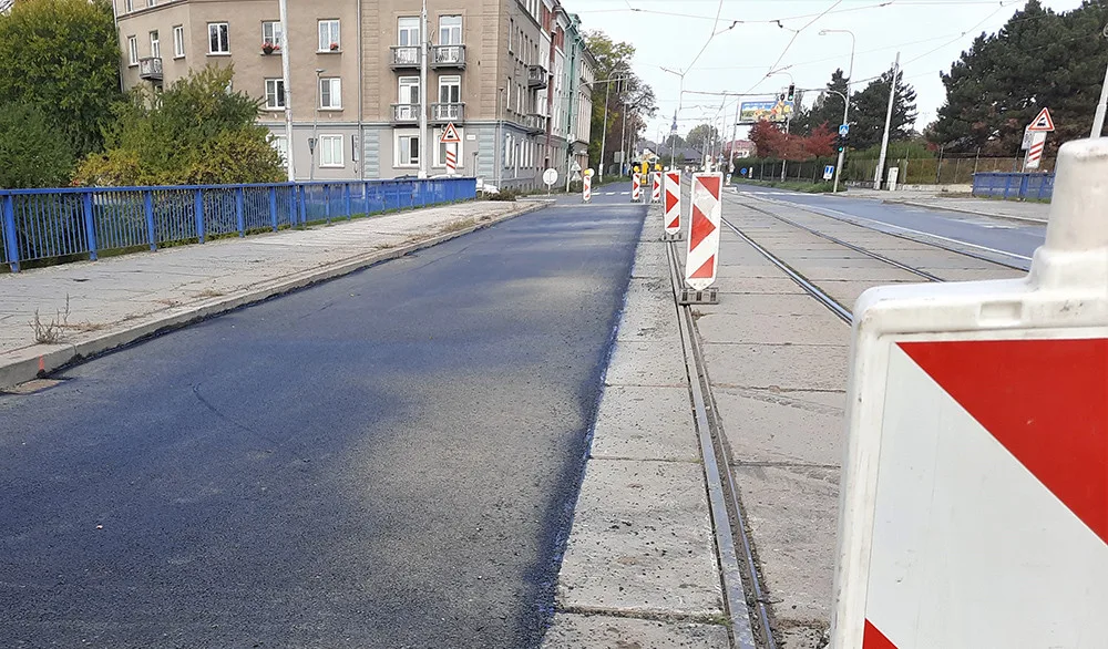 Tramvajová trať a silnice I/46 v Olomouci na Hodolanské a Divišově ulici