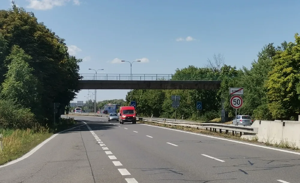 Původní lávka z roku 1975 nad Pražskou ulicí v Olomouci, v únoru začne stavba nového přemostění