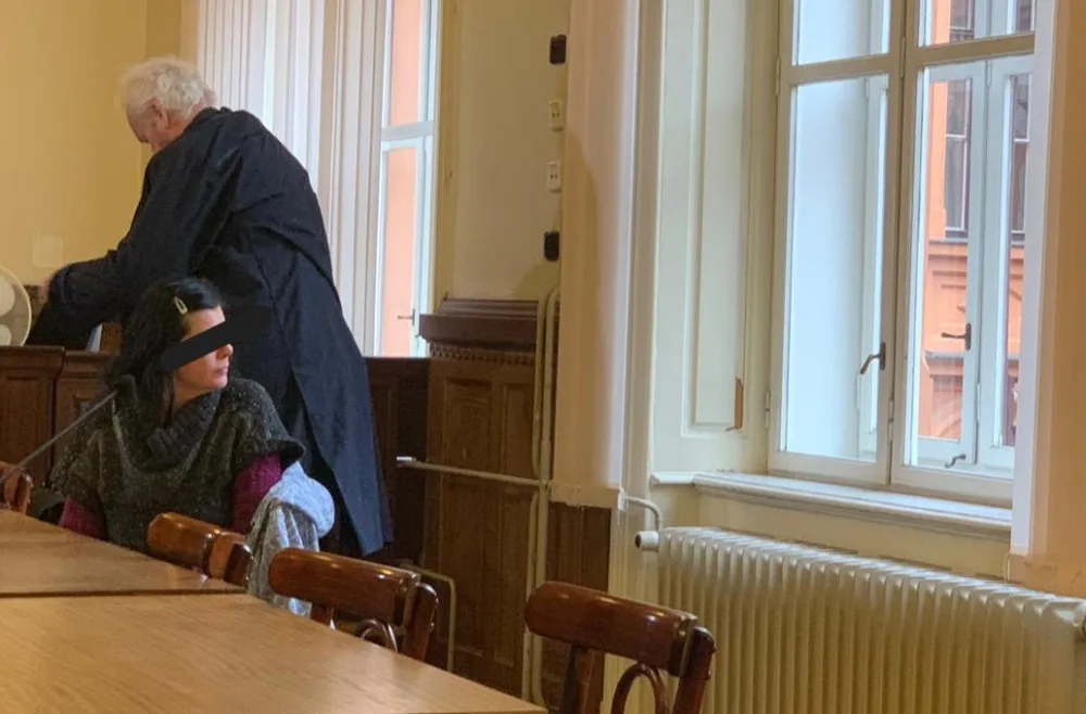 Žena strčila kočárek se synem pod jedoucí auto. Soudce ji poslal na pět let za mříže