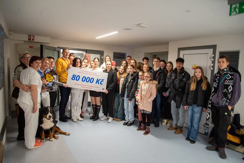 Studenti a učitelé olomouckého gymnázia uspořádali sbírku na canisterapii. Vynesla 80 tisíc korun