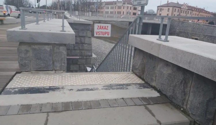 Morava je v Olomouci na prvním stupni a hladina dál stoupá. Město to zvládne, ubezpečují úřady