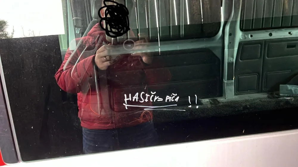 Přiznej se, vyzvali hasiči z Bohuslavic vandala, který jim posprejoval auto. Mají ho na záběrech kamery