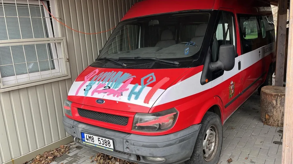 Přiznej se, vyzvali hasiči z Bohuslavic vandala, který jim posprejoval auto. Mají ho na záběrech kamery