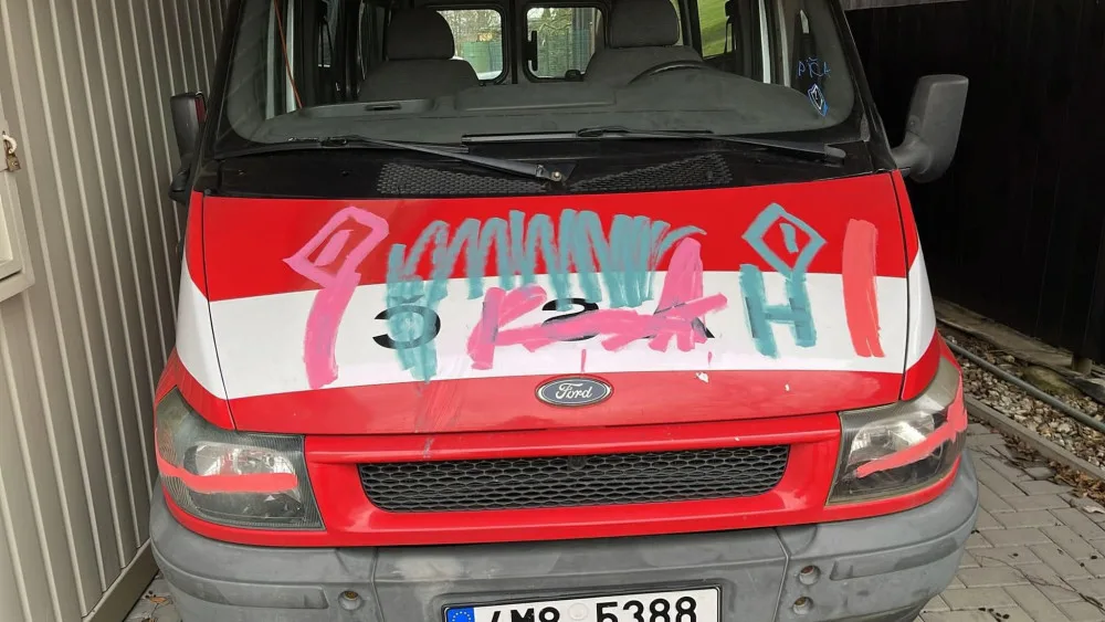 Přiznej se, vyzvali hasiči z Bohuslavic vandala, který jim posprejoval auto. Mají ho na záběrech kamery