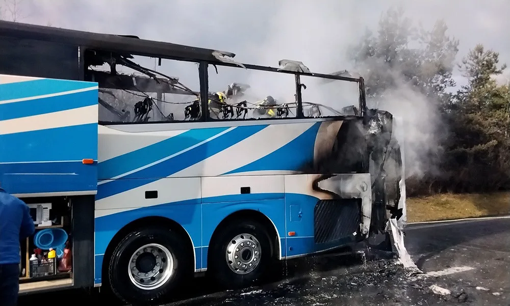 Na dálnici u Olomouce shořel autobus. Hokejisté cestující na zápas z vozu včas unikli