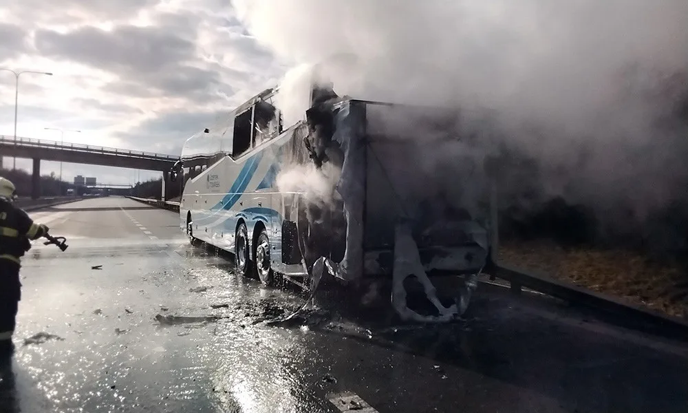 Na dálnici u Olomouce shořel autobus. Hokejisté cestující na zápas z vozu včas unikli