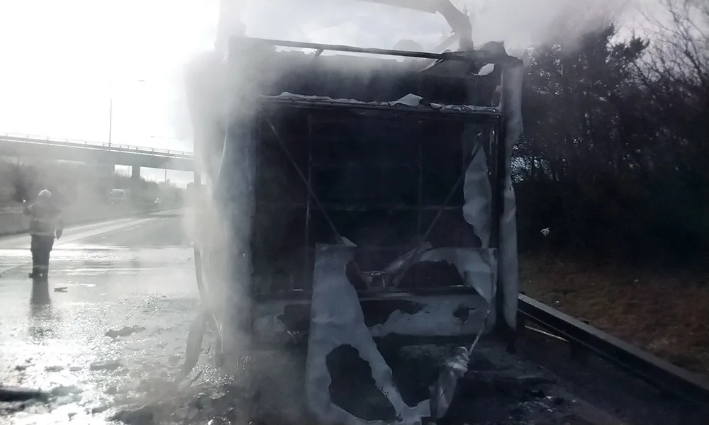 Na dálnici u Olomouce shořel autobus. Hokejisté cestující na zápas z vozu včas unikli