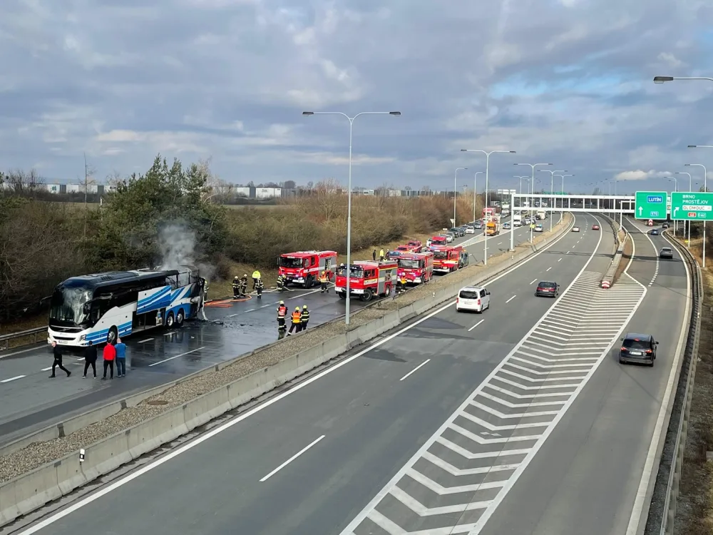 Hokejovým deváťákům z Hradce shořel na dálnici u Olomouce autobus. Z vozu včas unikli