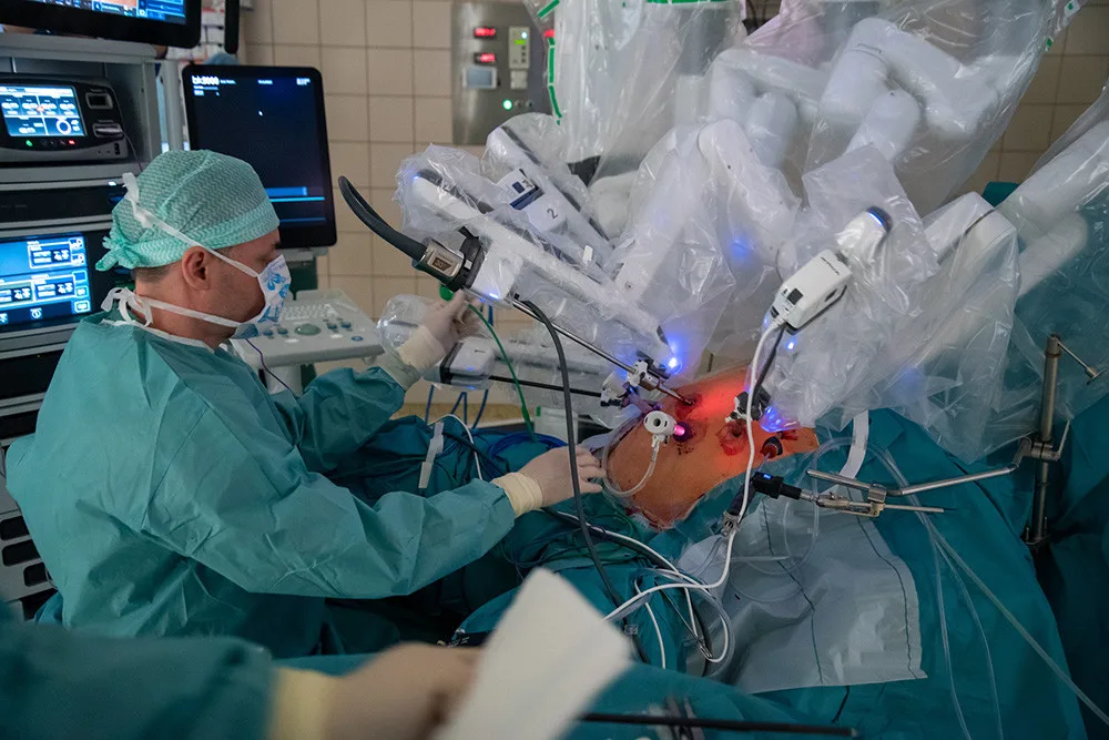 Chirurgové z Olomouce využívají robota k mimořádně obtížné operaci slinivky. Zákrok trvá až jedenáct hodin