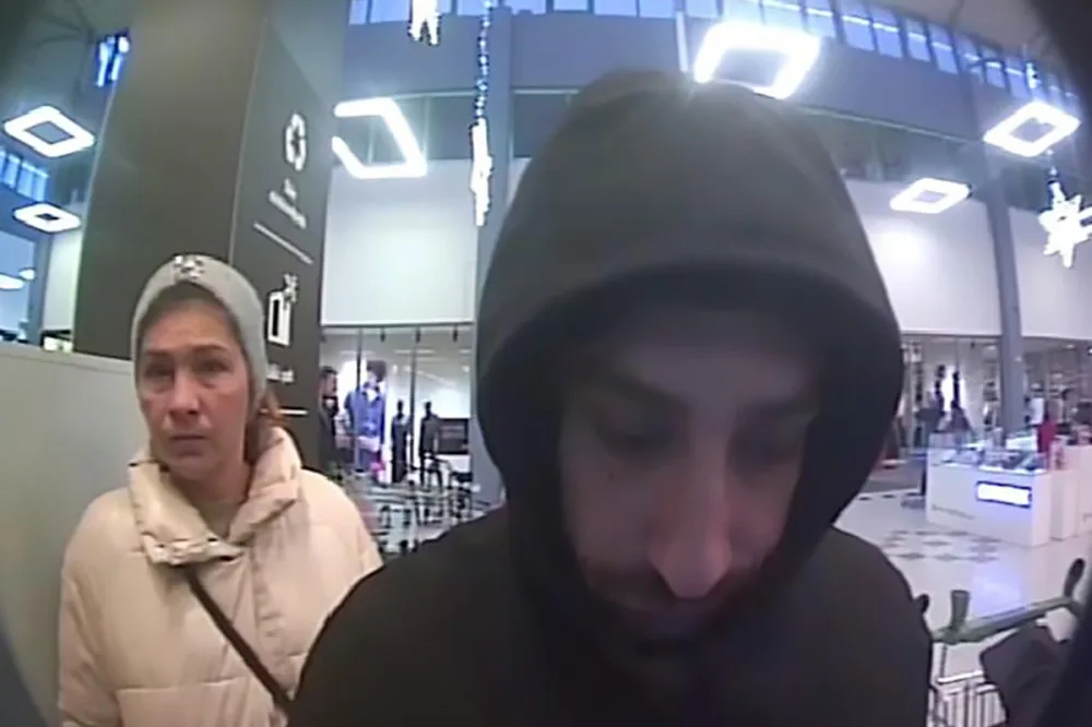 Policie pátrá po dvojici z olomouckého hypermarketu. Vyšetřuje zneužití platební karty
