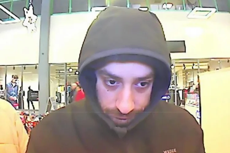 Policie pátrá po dvojici z olomouckého hypermarketu. Vyšetřuje zneužití platební karty