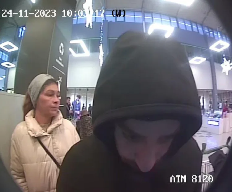 Policie pátrá po dvojici z olomouckého hypermarketu. Vyšetřuje zneužití platební karty