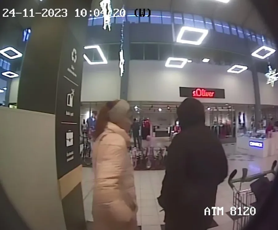 Policie pátrá po dvojici z olomouckého hypermarketu. Vyšetřuje zneužití platební karty
