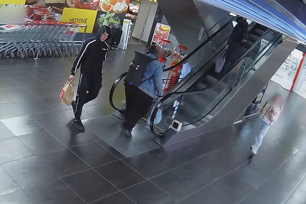 Policie pátrá po totožnosti muže z videozáznamu