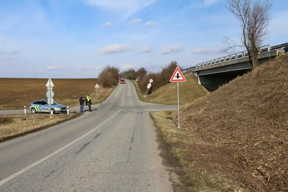 Na křižovatce na Prostějovsku šlo o život. Někdo vyměnil dopravní značky na hlavní a vedlejší silnici