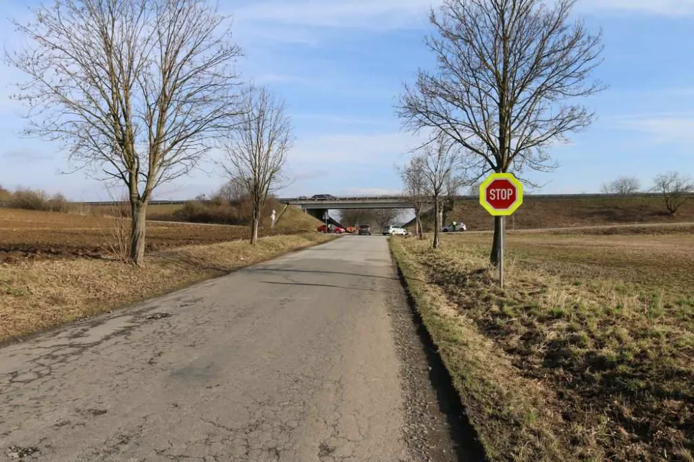 Na křižovatce na Prostějovsku šlo o život. Někdo vyměnil dopravní značky na hlavní a vedlejší silnici