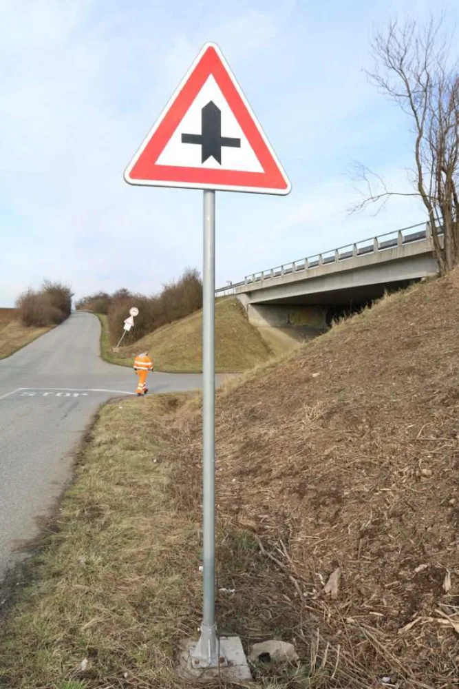 Na křižovatce na Prostějovsku šlo o život. Někdo vyměnil dopravní značky na hlavní a vedlejší silnici