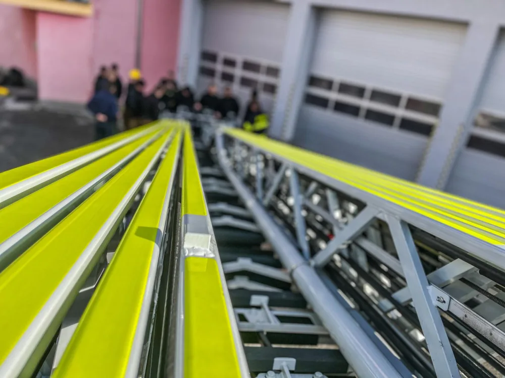 Hasiči a pyrotechnici likvidovali výbušninu na vysokém domě. Unikátní cvičení ověřilo schopnosti záchranářů