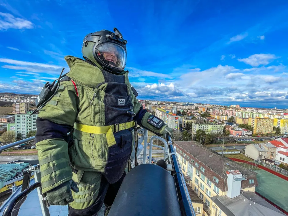 Hasiči a pyrotechnici likvidovali výbušninu na vysokém domě. Unikátní cvičení ověřilo schopnosti záchranářů