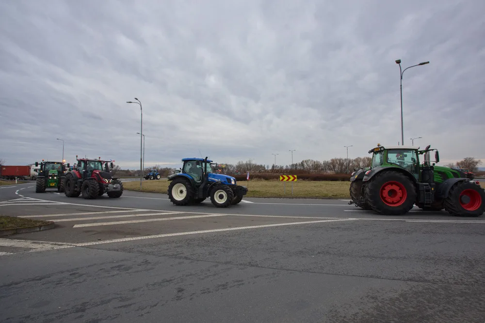 FOTO A VIDEO: Potlesk i kolaps dopravy. Stovky traktorů na protest projely Olomoucí