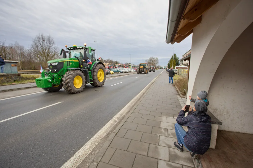 FOTO A VIDEO: Potlesk i kolaps dopravy. Stovky traktorů na protest projely Olomoucí