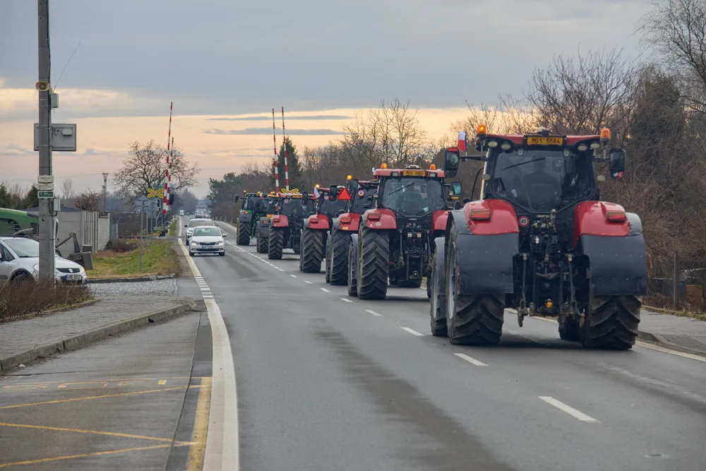 FOTO A VIDEO: Potlesk i kolaps dopravy. Stovky traktorů na protest projely Olomoucí