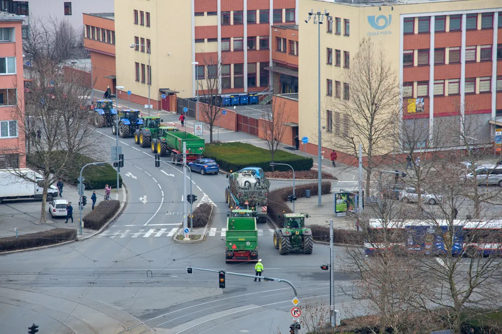 FOTO A VIDEO: Potlesk i kolaps dopravy. Stovky traktorů na protest projely Olomoucí