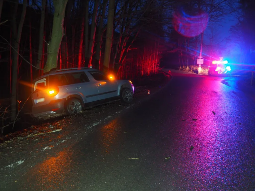 Špatně zabržděné auto přejelo u Šumperka silnici a narazilo od stromu. Naštěstí tudy nikdo nejel