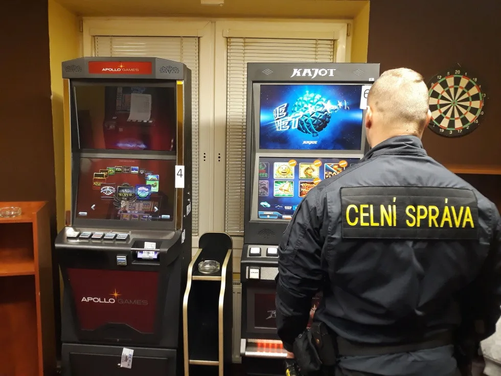 Celníci z Olomouckého kraje loni řešili více nelegálního alkoholu i hazardu