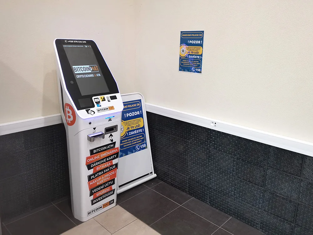 Olomoučanka hodiny řešila záchranu úspor s falešným bankéřem. V bitcoinmatech ztratila osm set tisíc