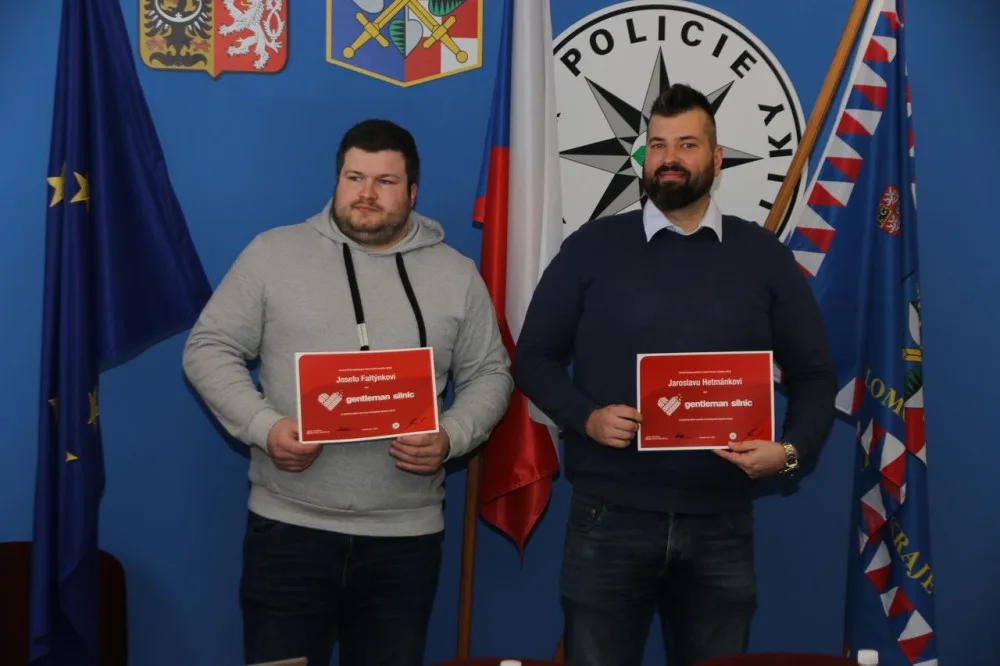 Muži vytáhli řidiče z hořícího automobilu a zachránili mu život. Ostatní si požár natáčeli na mobily