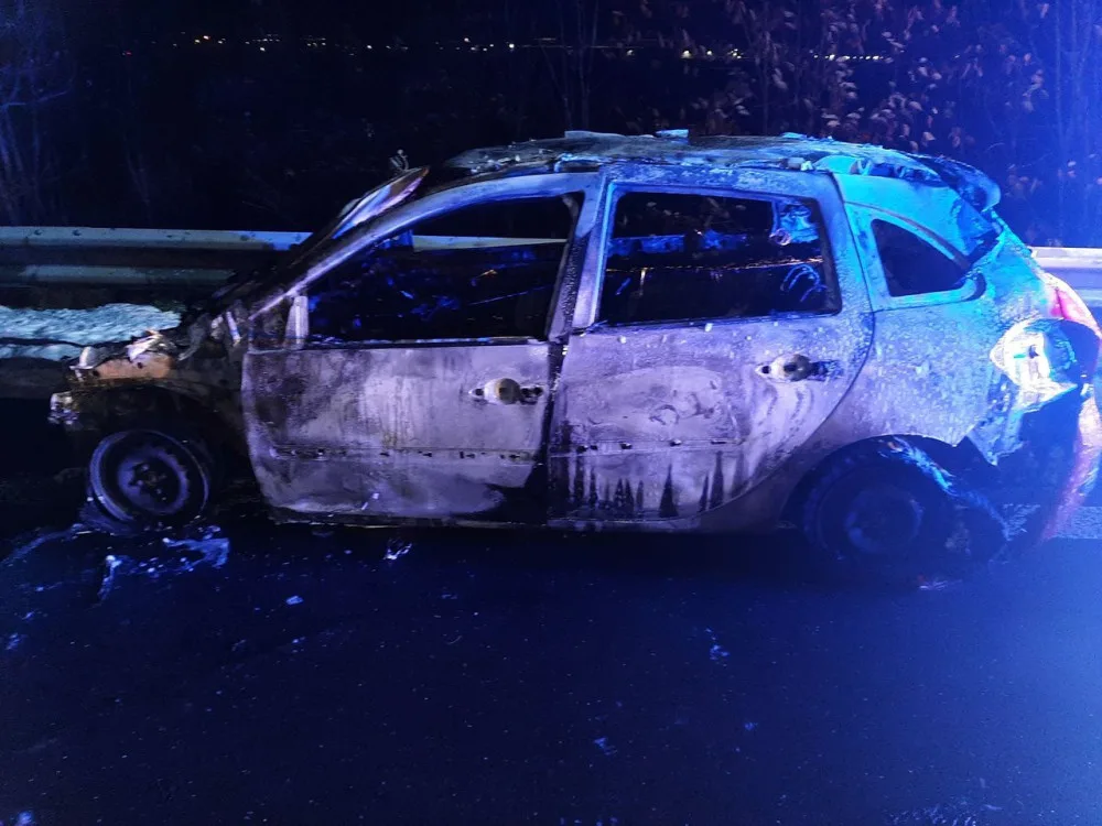 Muži vytáhli řidiče z hořícího automobilu a zachránili mu život. Ostatní si požár natáčeli na mobily