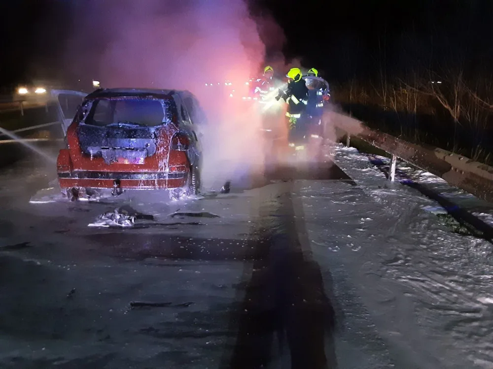 Muži vytáhli řidiče z hořícího automobilu a zachránili mu život. Ostatní si požár natáčeli na mobily