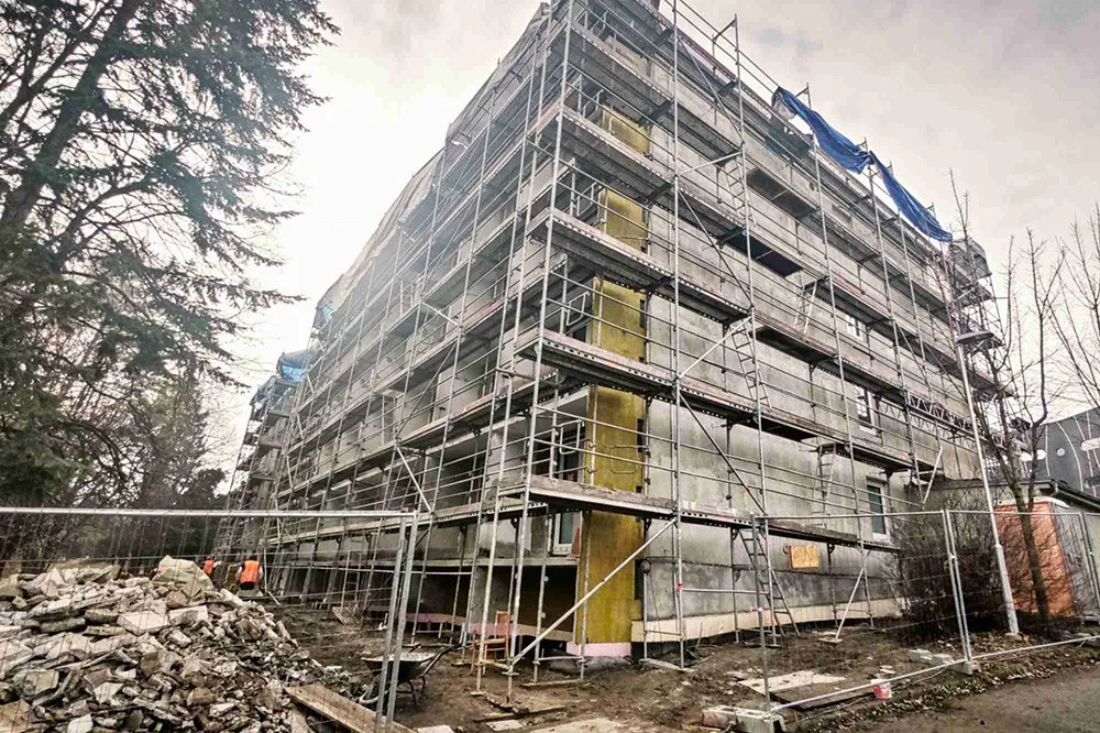 Batman zmizel za izolací. Olomoucká nemocnice modernizuje dětskou kliniku i ubytovny