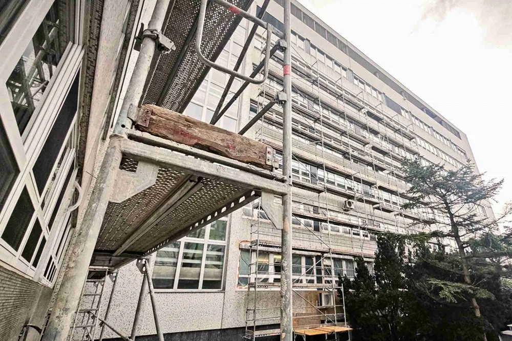 Batman zmizel za izolací. Olomoucká nemocnice modernizuje dětskou kliniku i ubytovny
