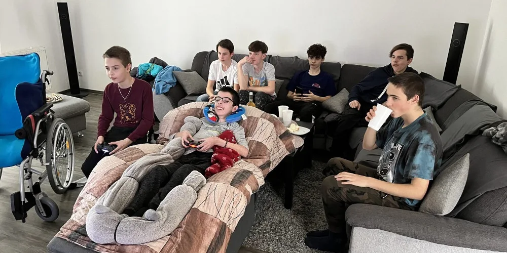 Martin ze Šumperka bojuje s neznámou nemocí. Už přestal úplně chodit, pomohl by mu elektrický vozík